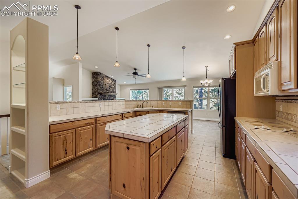 Image 7 of 28: Kitchen