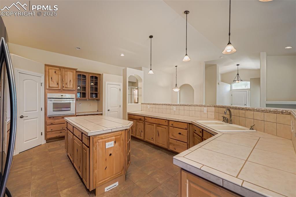 Image 8 of 28: Kitchen