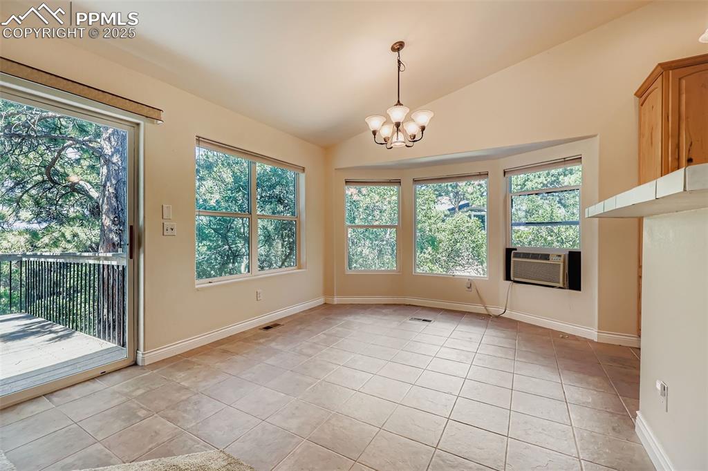 Image 9 of 28: Dining Area