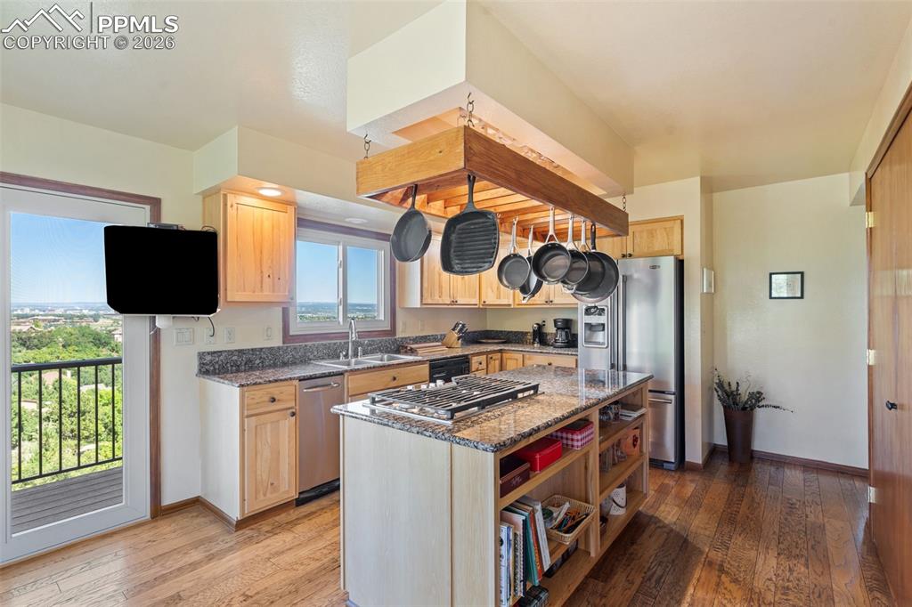 Image 15 of 43: Kitchen