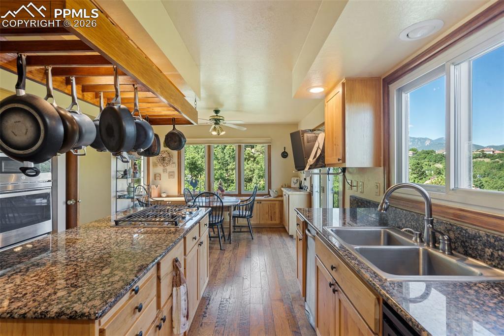 Image 16 of 43: Kitchen