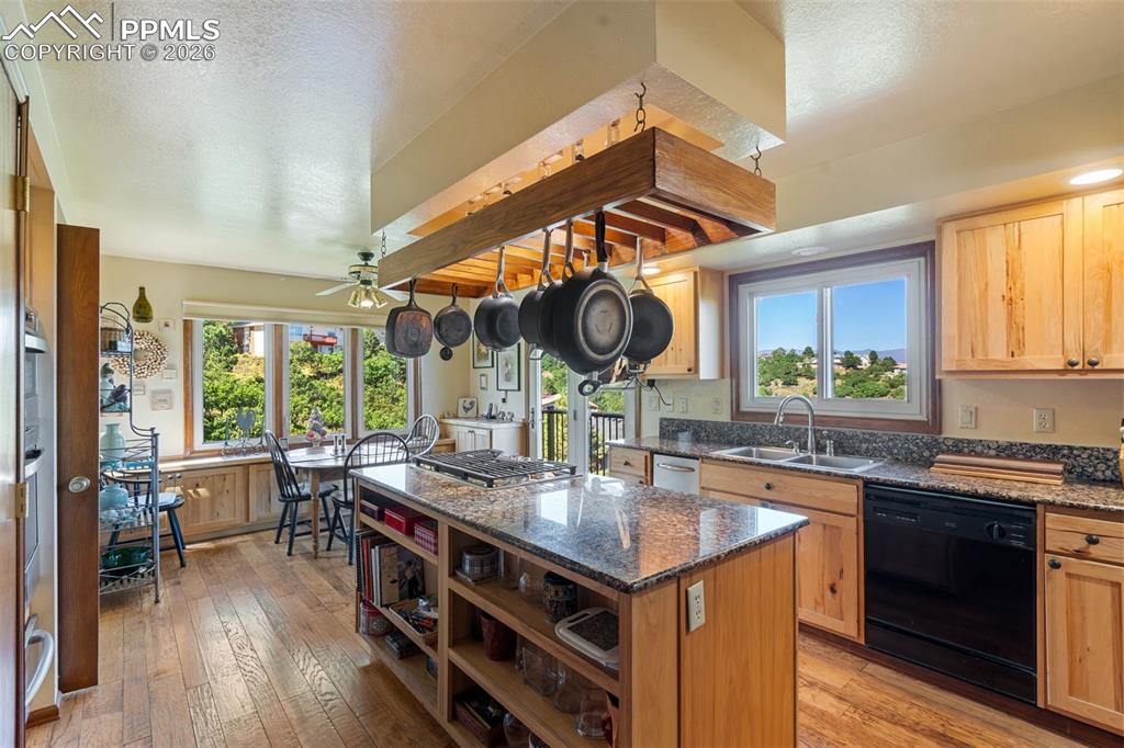 Image 17 of 43: Kitchen