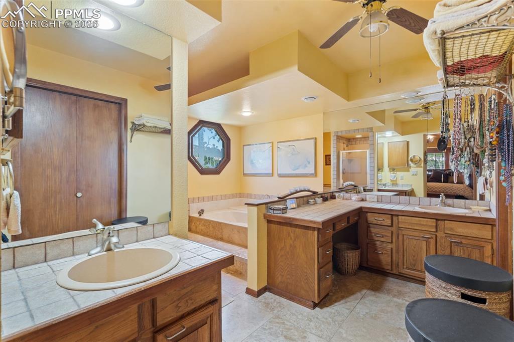 Image 23 of 43: Bathroom