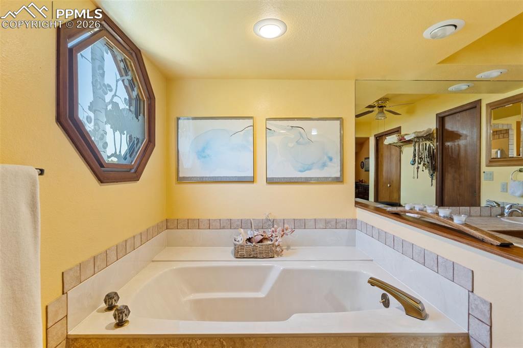 Image 24 of 43: Bathroom