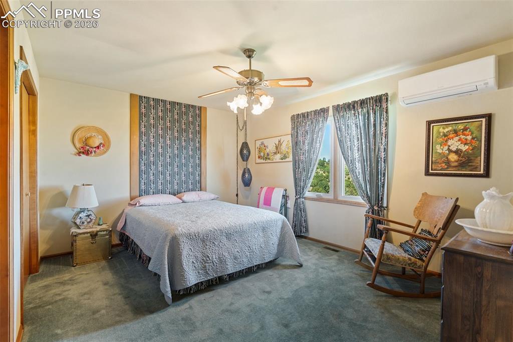 Image 26 of 43: Bedroom