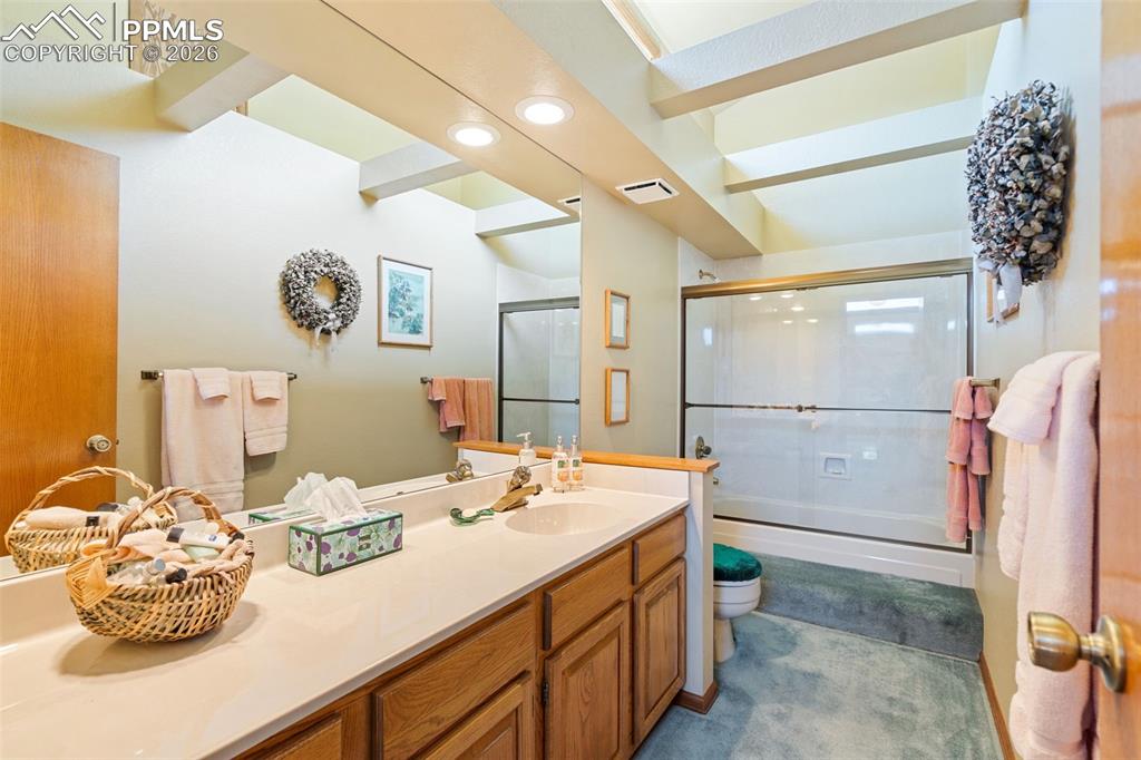 Image 27 of 43: Bathroom