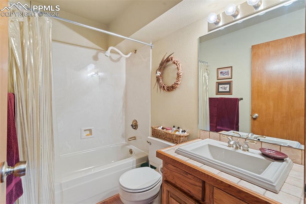 Image 35 of 43: Bathroom