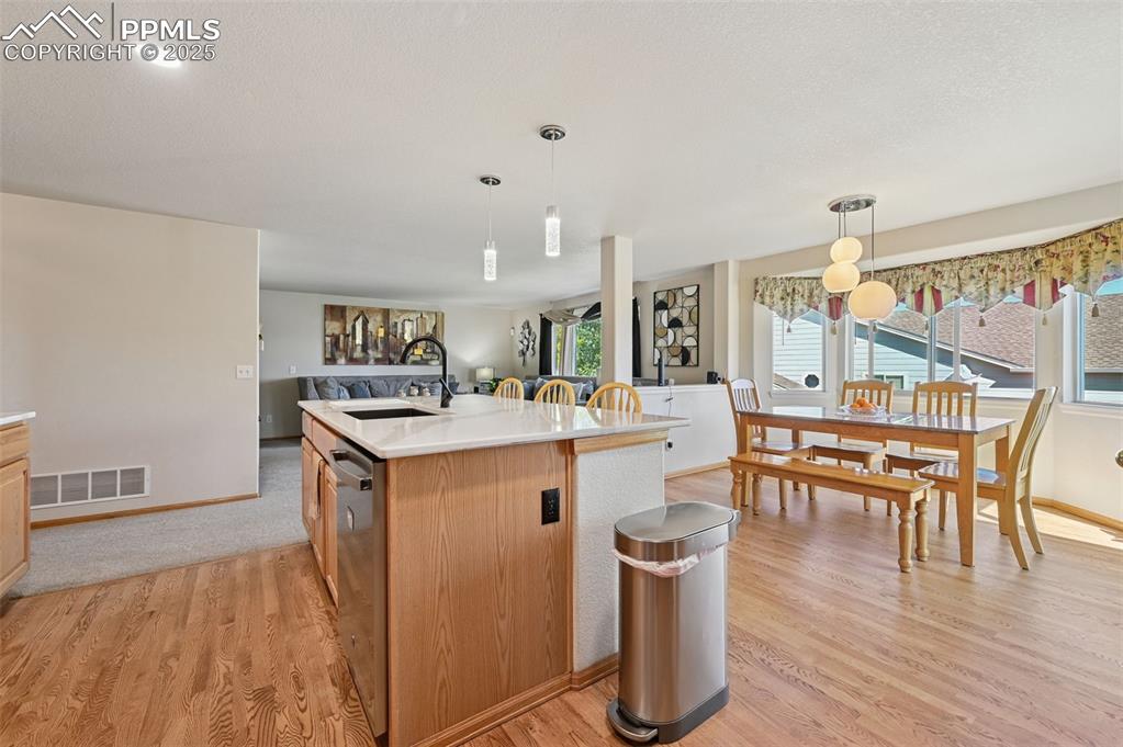 Image 10 of 47: Beautiful gourmet kitchen 