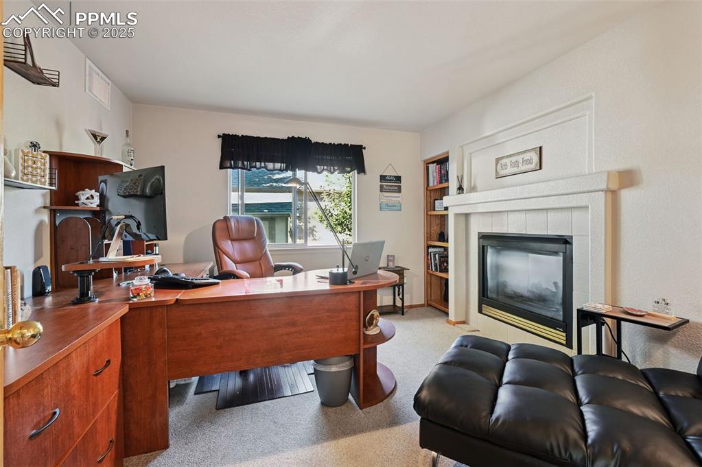 Image 19 of 47: Office