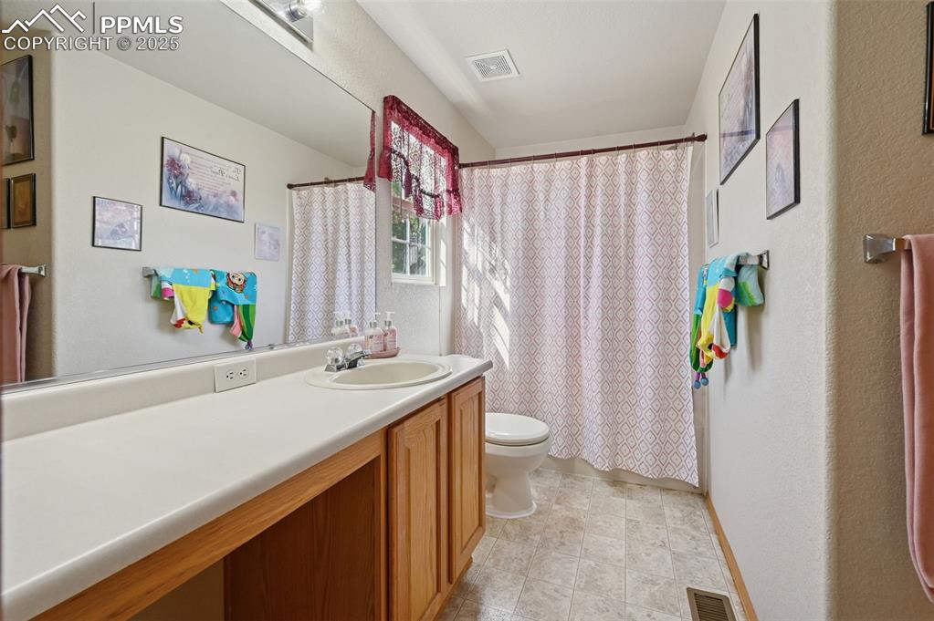 Image 33 of 47: Bathroom