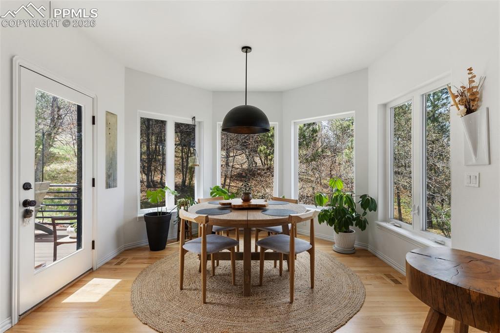 Image 19 of 49: Beautiful & spacious breakfast nook area with a walk-out to the new Trek de