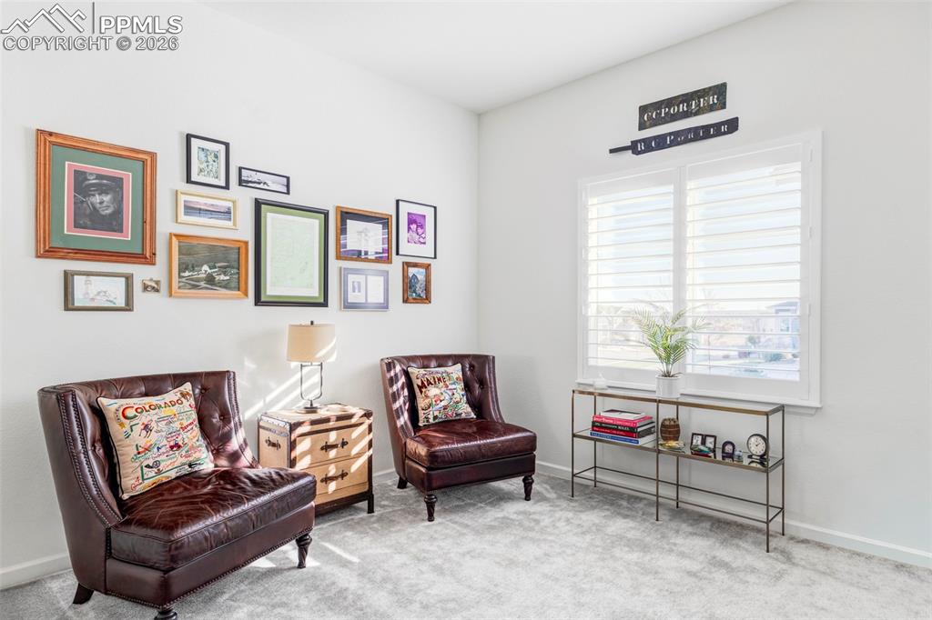 Image 18 of 29: Bedroom