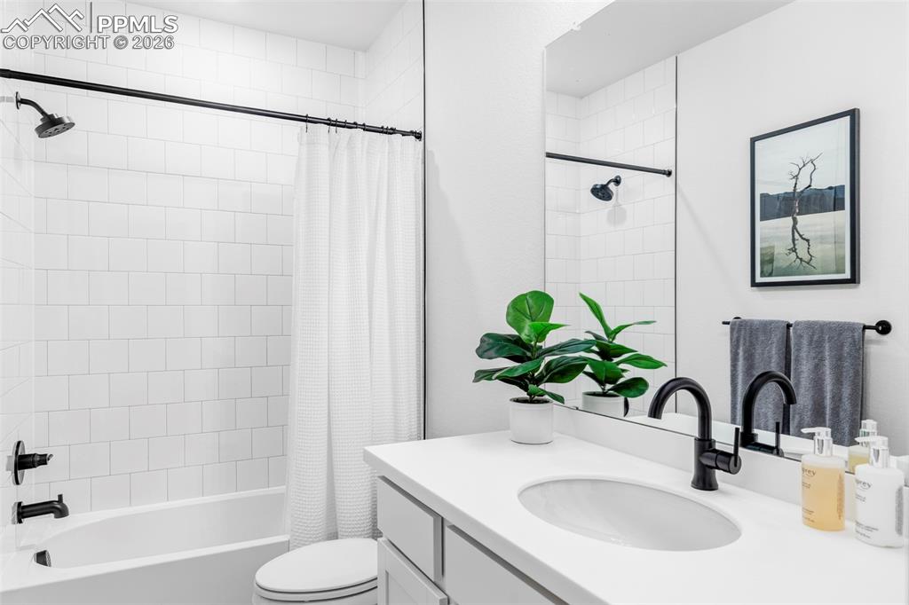 Image 26 of 29: Bathroom