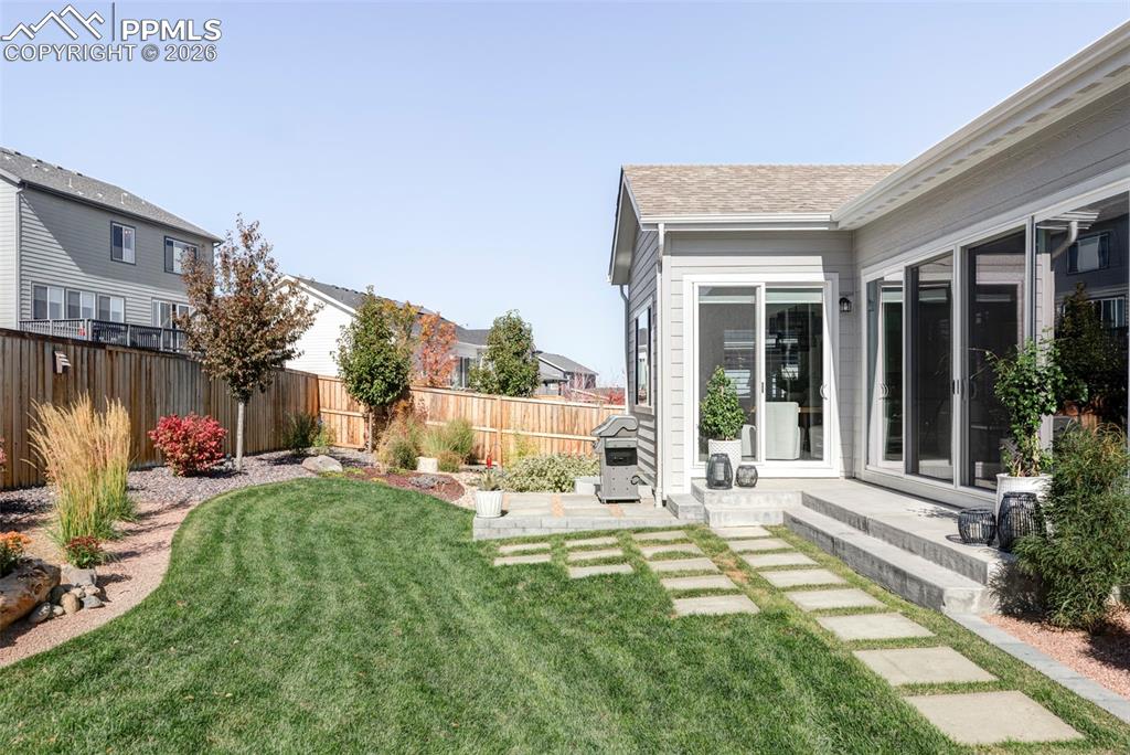 Image 28 of 29: Yard