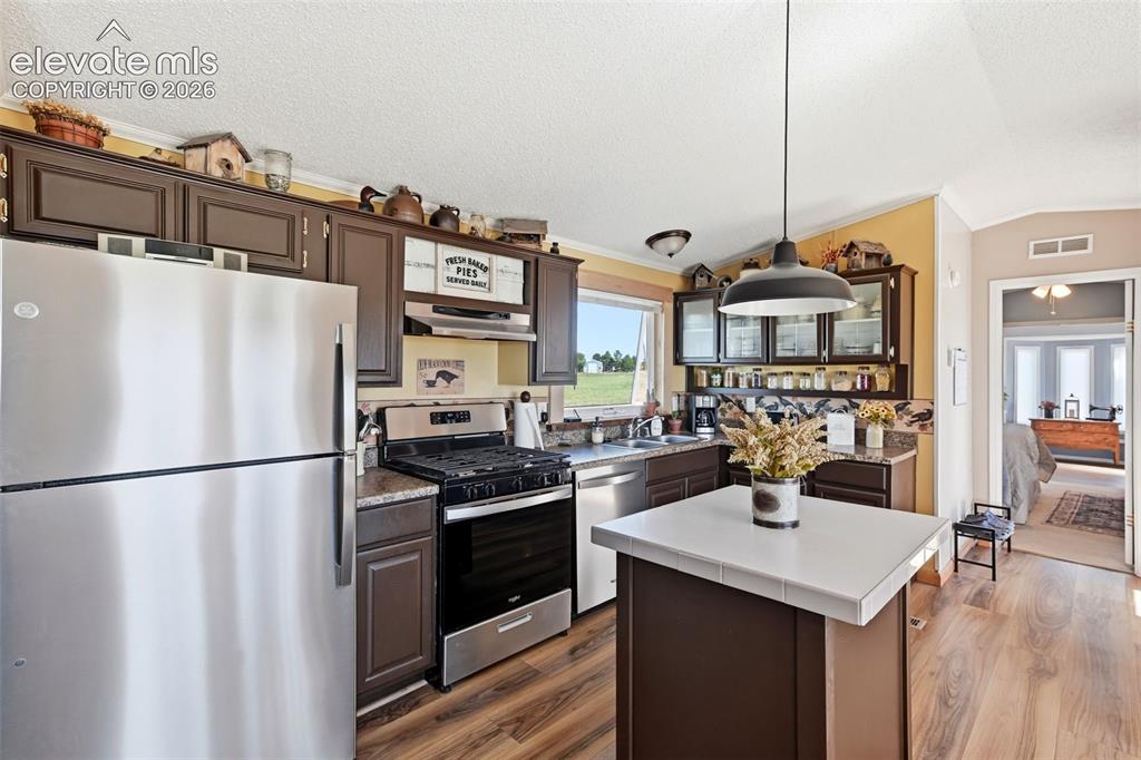Image 10 of 43: Kitchen