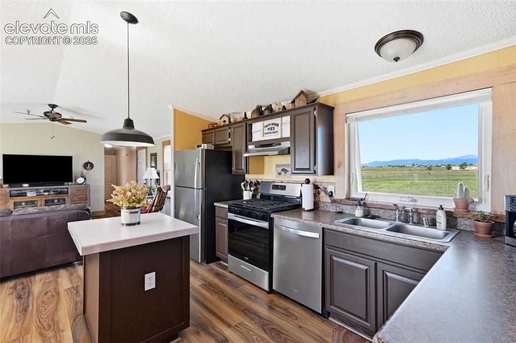 Image 8 of 43: Kitchen