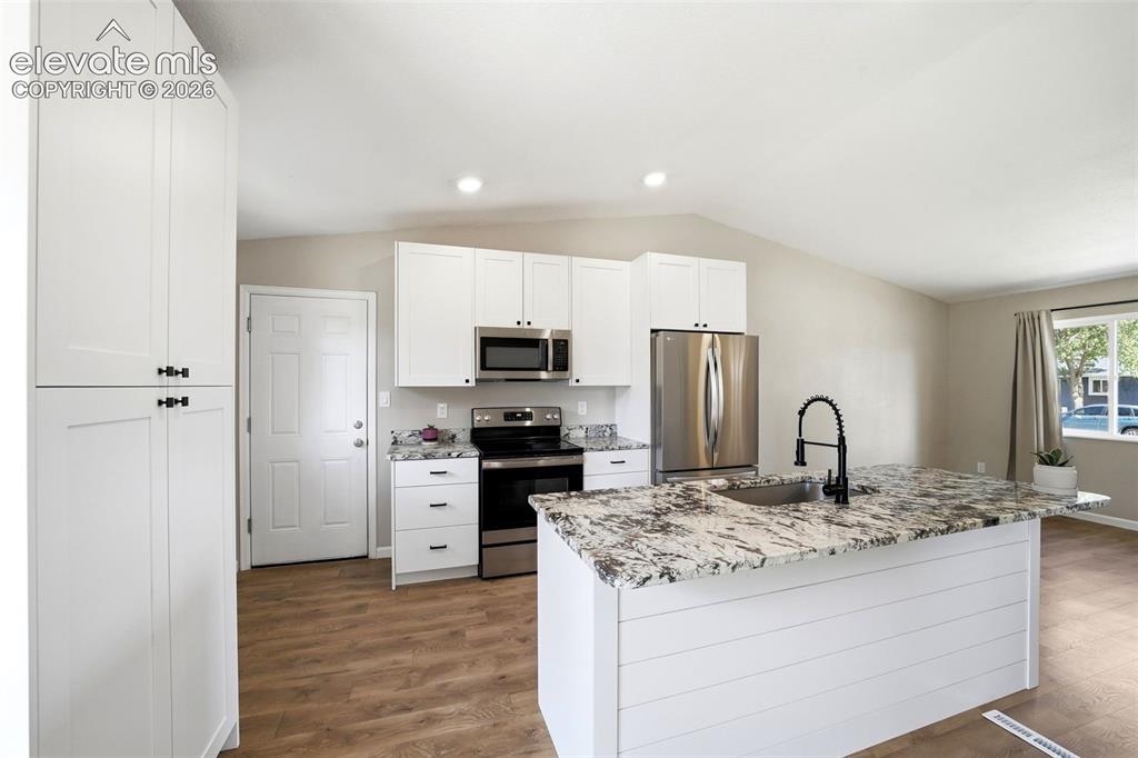 Image 11 of 50: Kitchen
