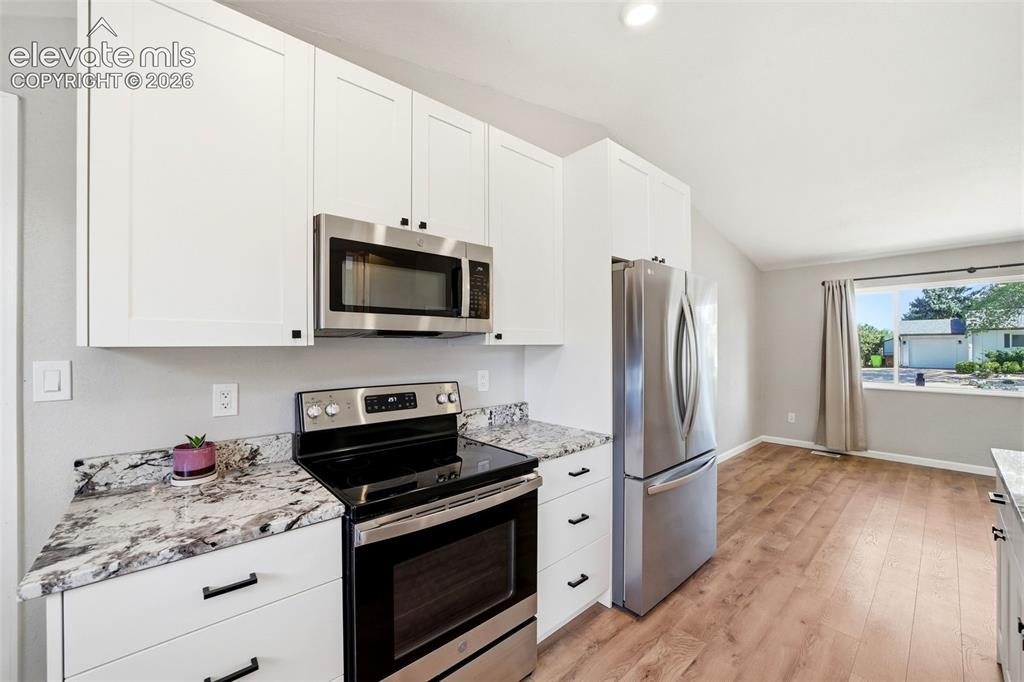 Image 12 of 50: Kitchen