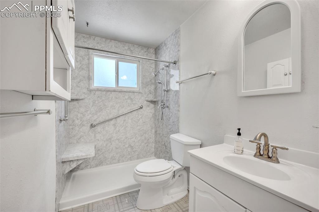 Image 15 of 34: Bathroom