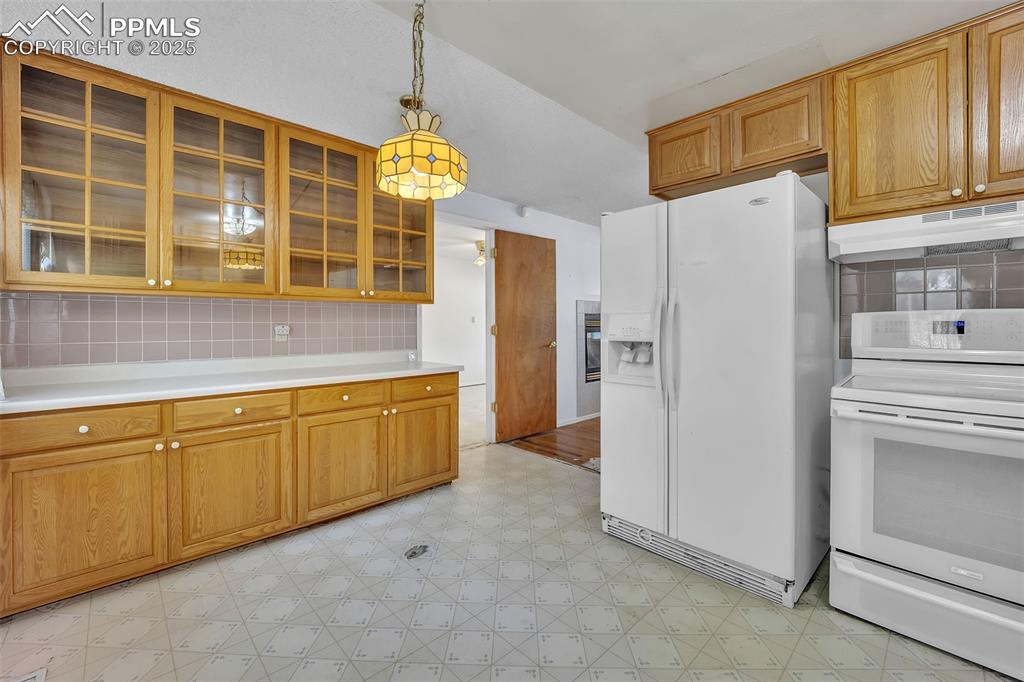 Image 7 of 34: Kitchen
