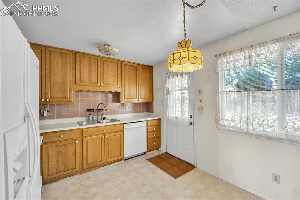 Image 8 of 34: Kitchen