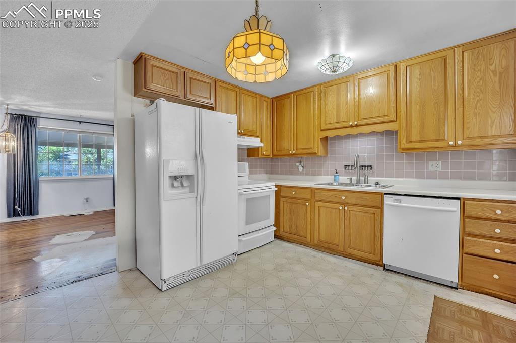 Image 9 of 34: Kitchen