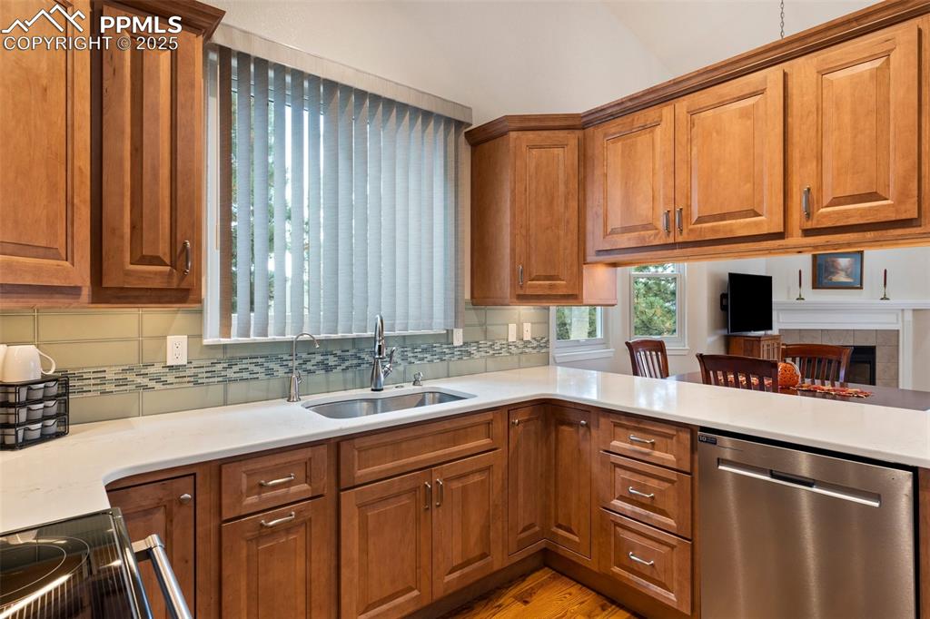 Image 10 of 30: Kitchen