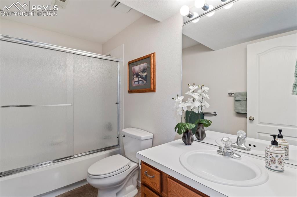 Image 23 of 30: Bathroom