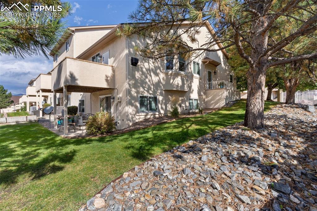 Image 3 of 30: Back of Structure