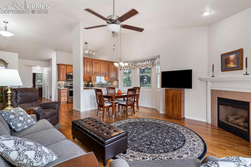 Image 5 of 30: Living Room