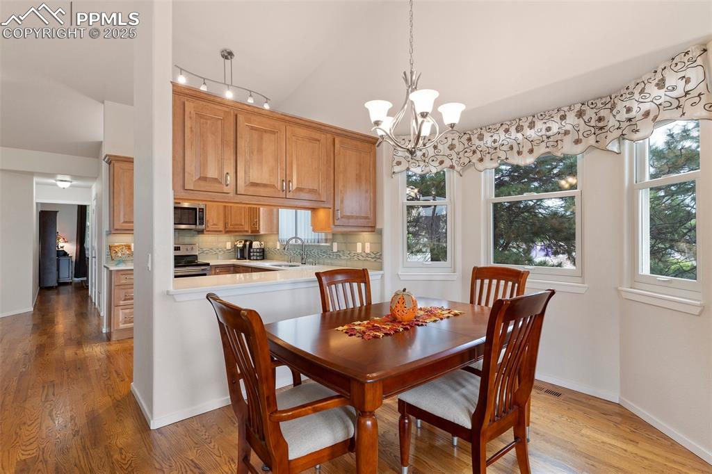 Image 7 of 30: Bayed Window