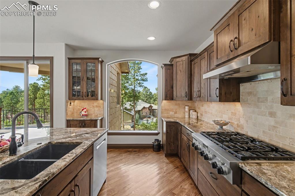 Image 15 of 50: Kitchen