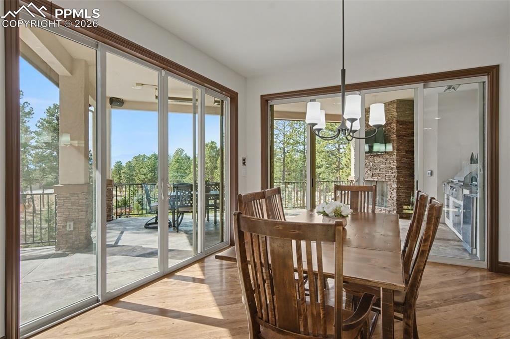 Image 18 of 50: Dining Area