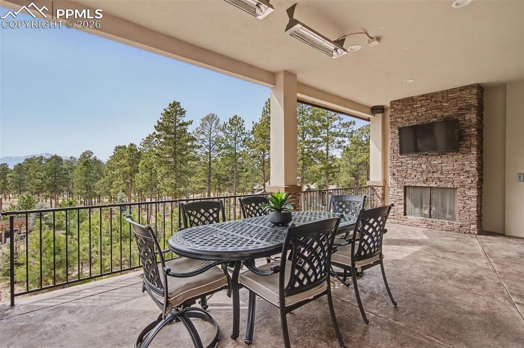 Image 19 of 50: Deck