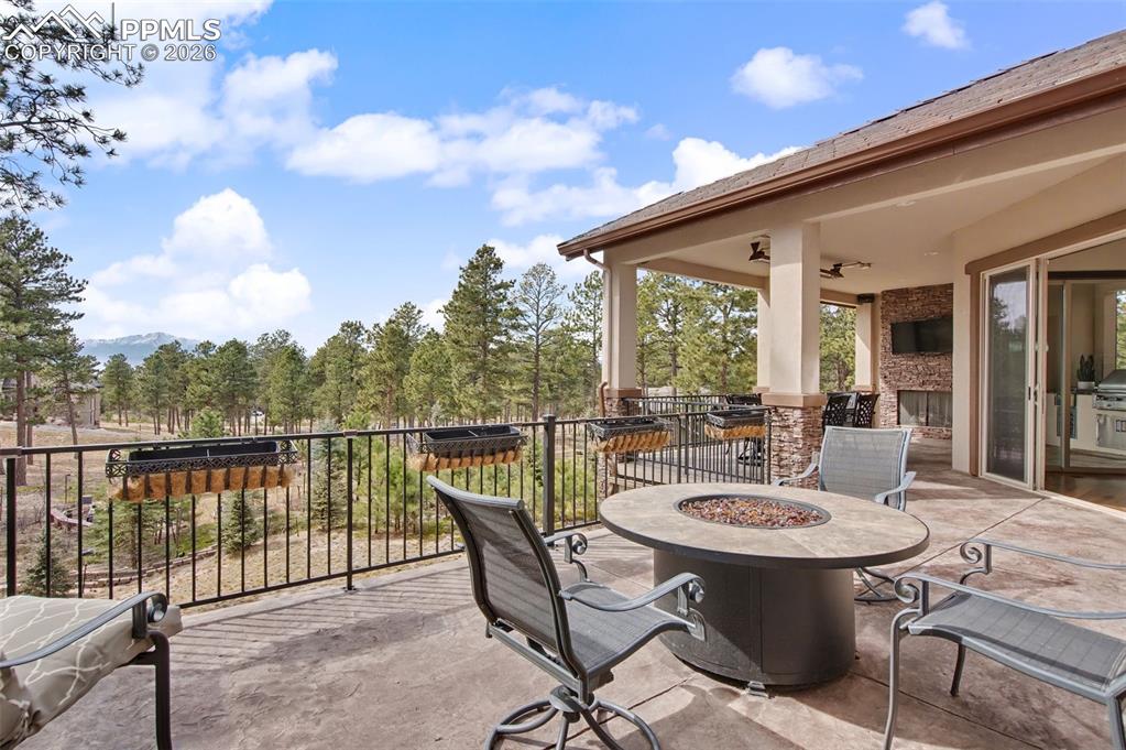 Image 20 of 50: Deck