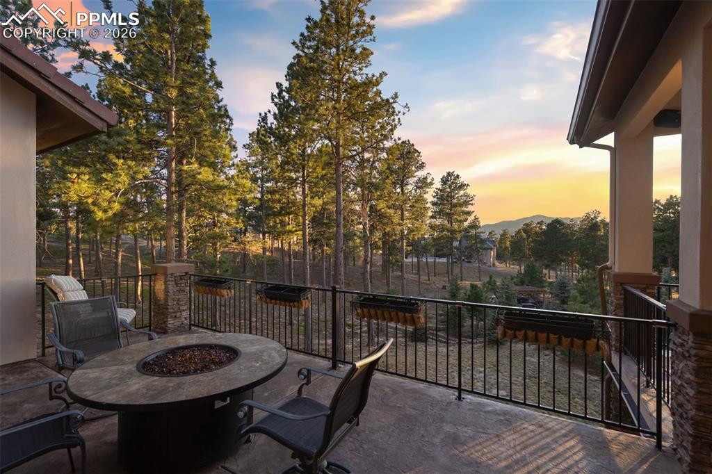 Image 21 of 50: Deck