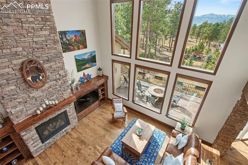 Image 31 of 50: Living Room