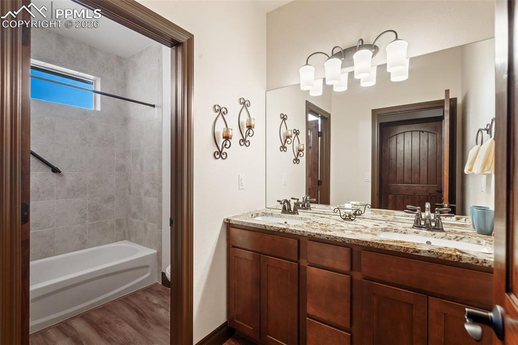 Image 36 of 50: Bathroom