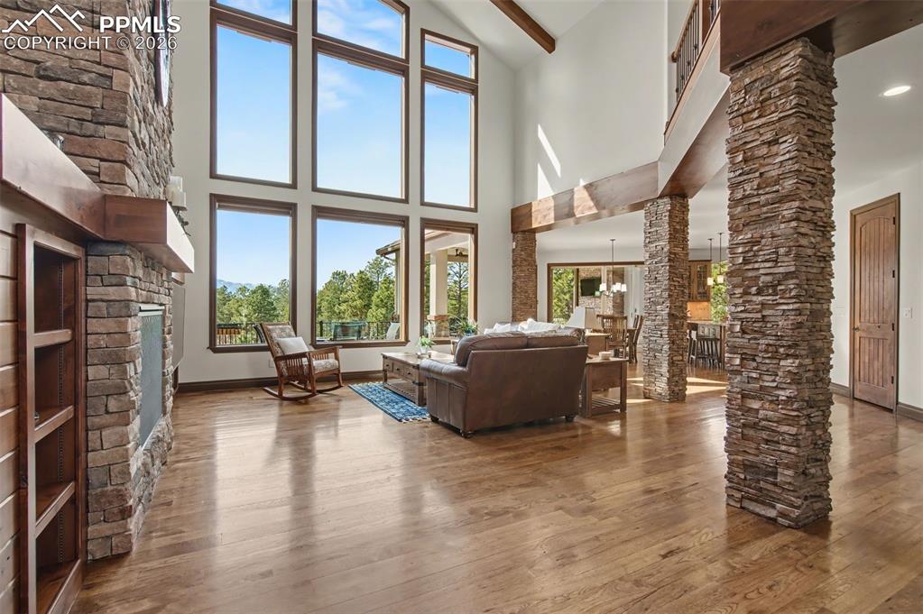 Image 5 of 50: Living Room