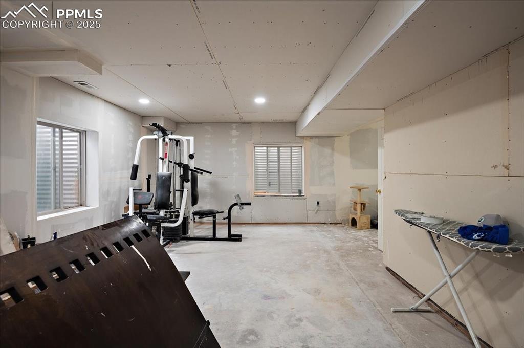 Image 32 of 38: Exercise room with recessed lighting