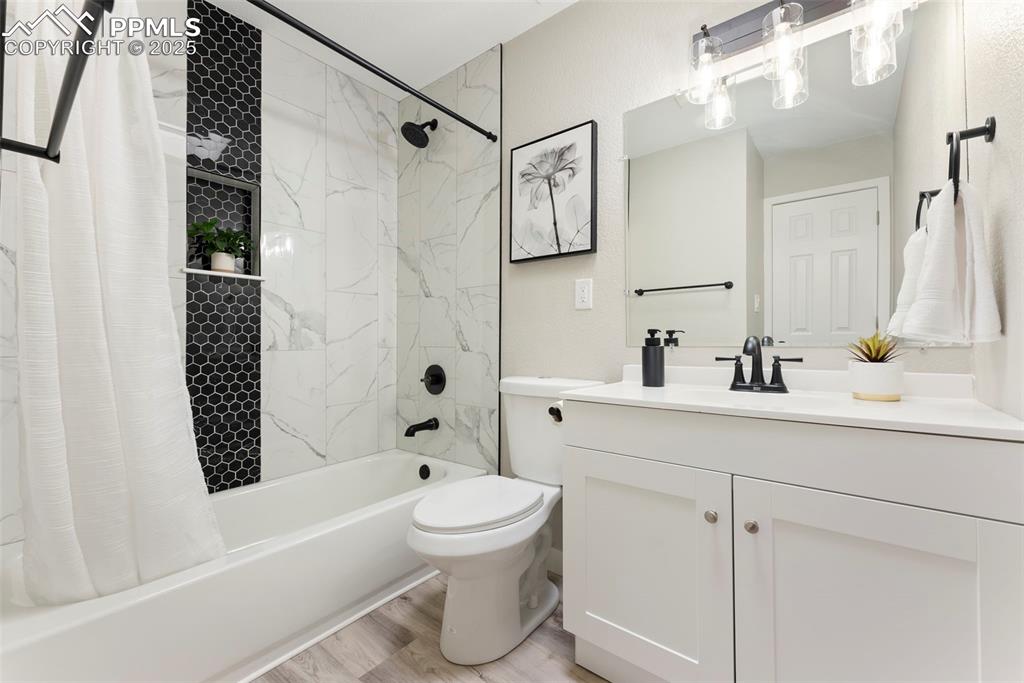 Image 15 of 37: Bathroom