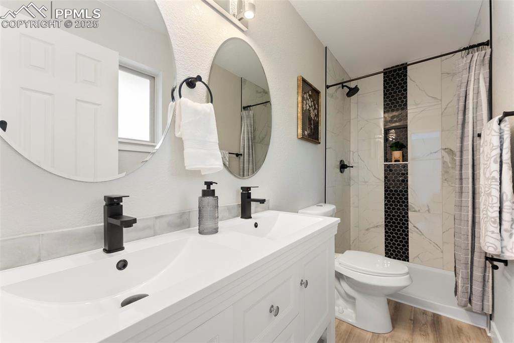 Image 19 of 37: Bathroom