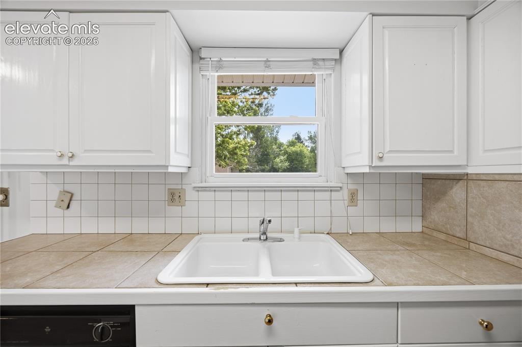 Image 12 of 32: Kitchen