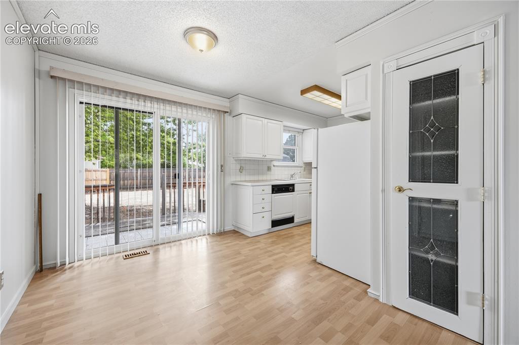 Image 13 of 32: Kitchen