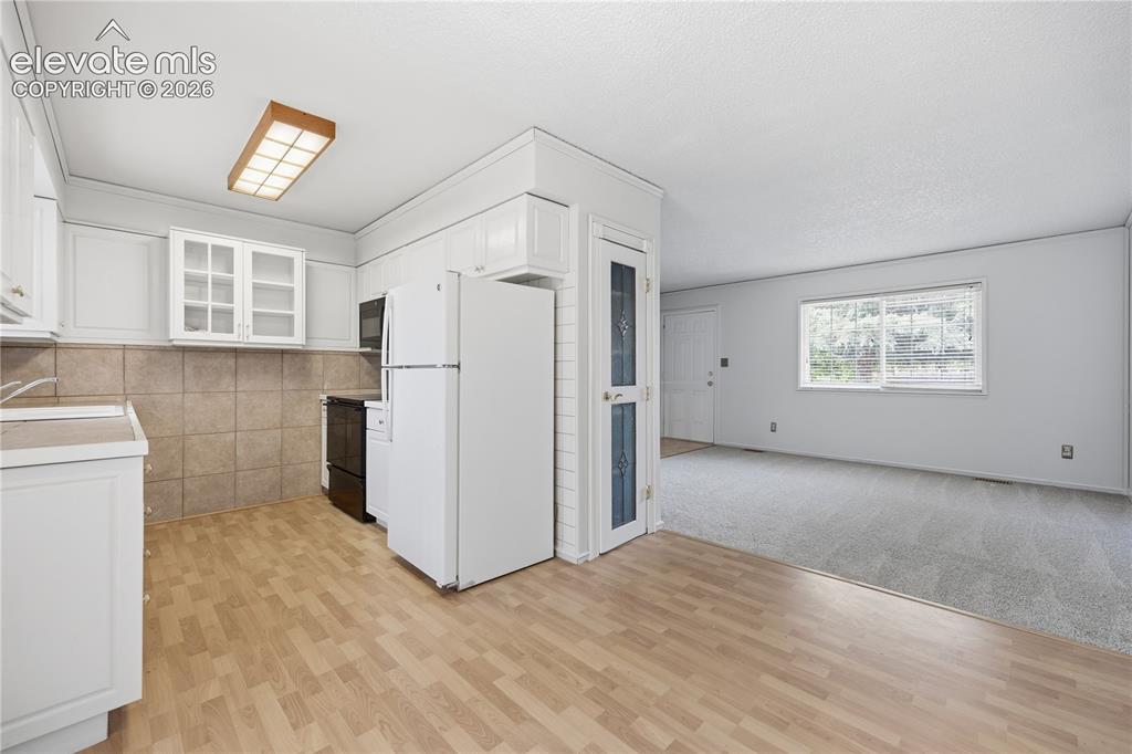 Image 14 of 32: Kitchen