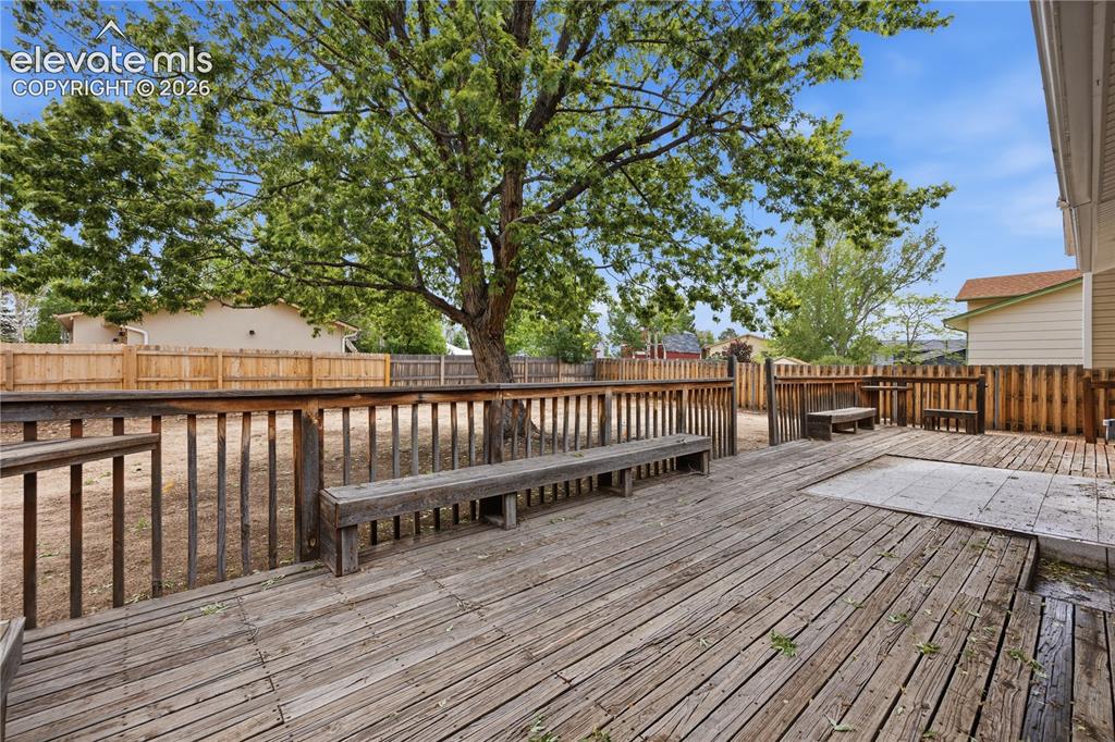 Image 31 of 32: Deck