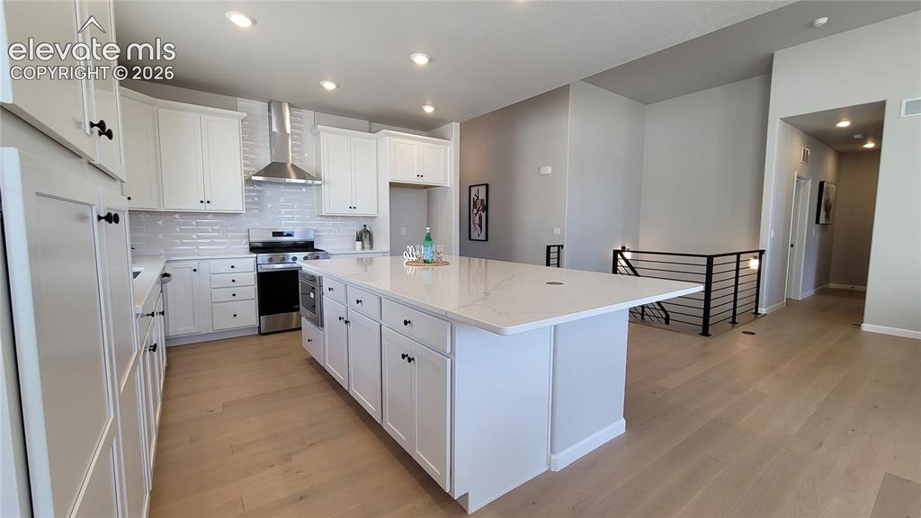 Image 10 of 50: Kitchen