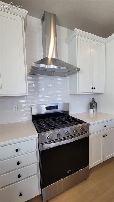 Image 12 of 50: Kitchen
