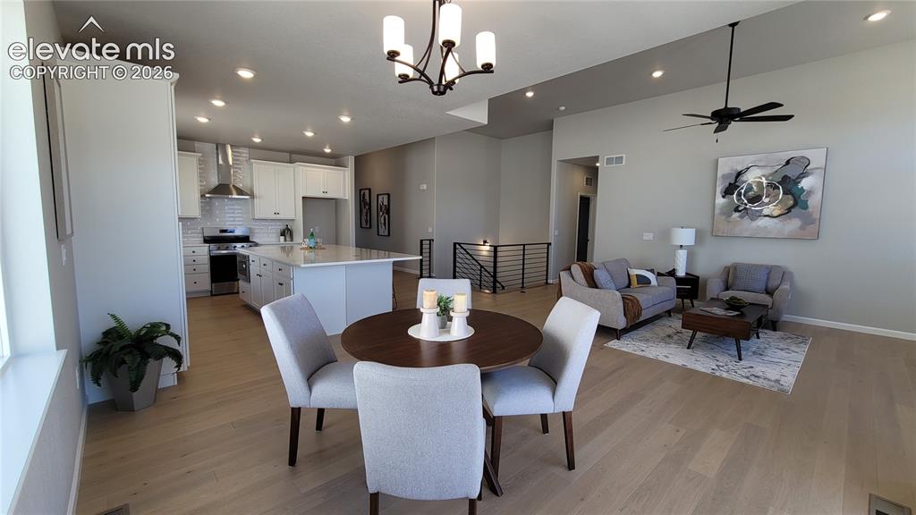 Image 13 of 50: Dining Area