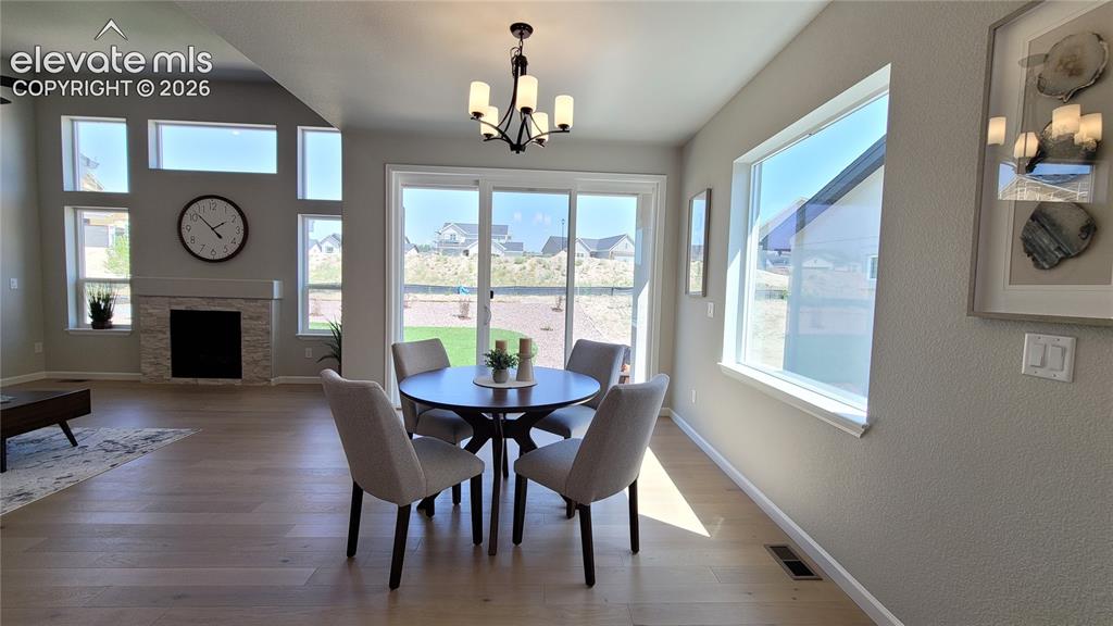 Image 14 of 50: Dining Area